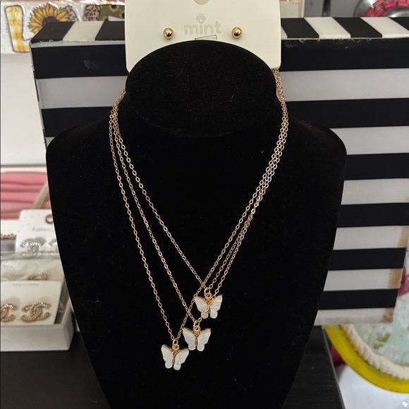 Jewelry - Elegant Gold or silvertone Butterfly Necklace